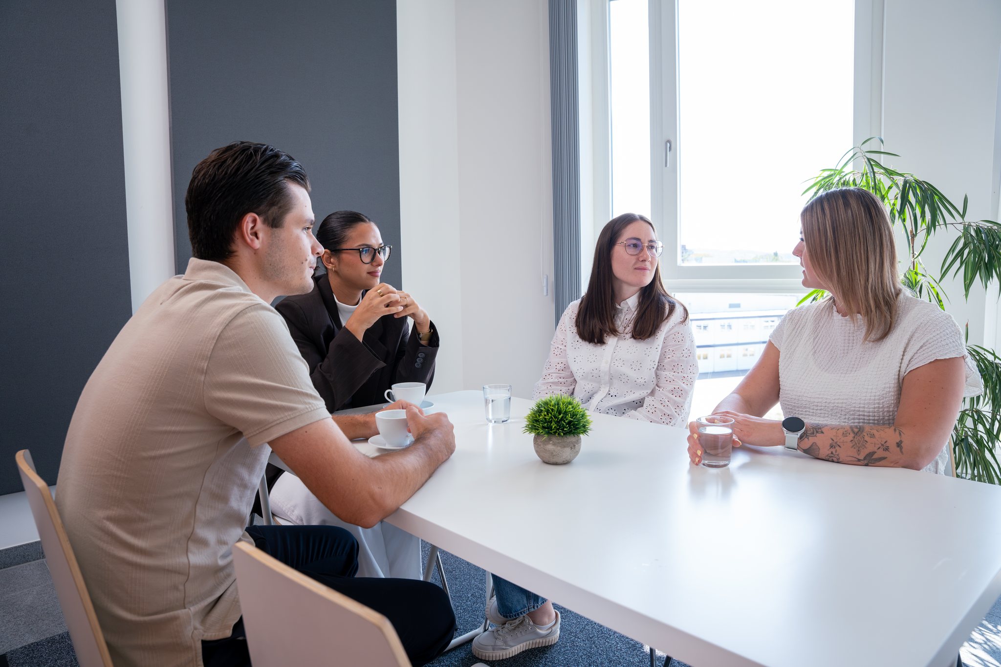 Team der Kanzlei im Besprechungsraum