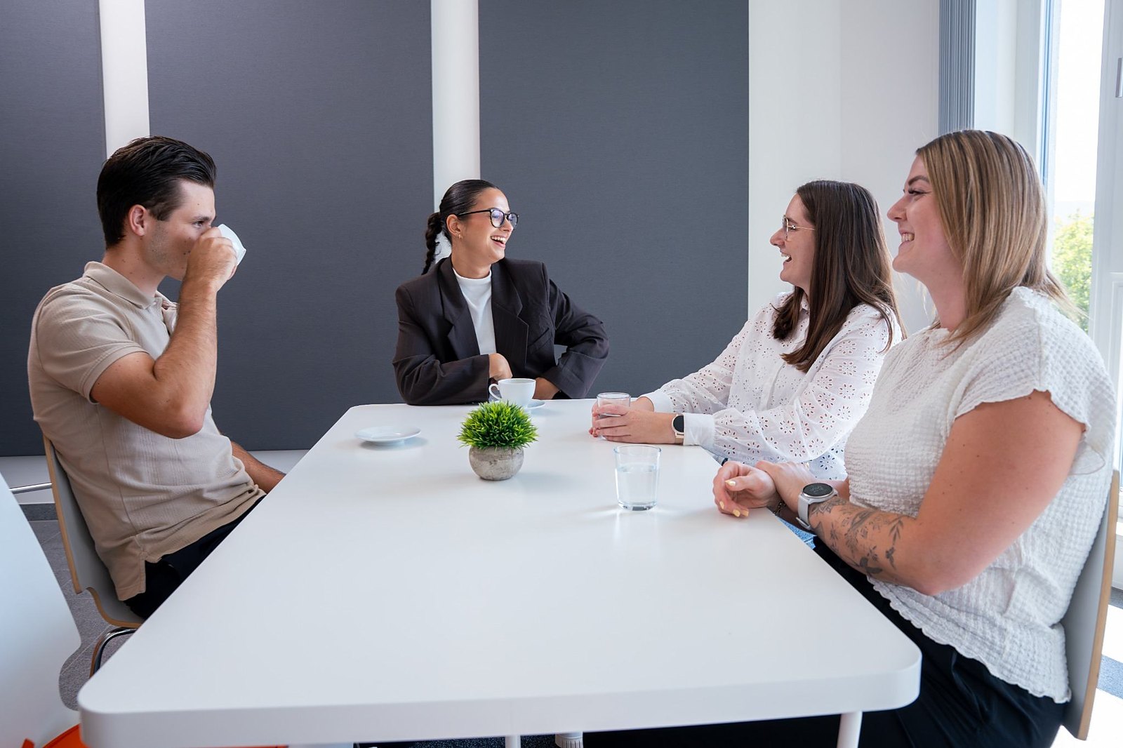 Team der Kanzlei im Gespräch am Besprechungstisch